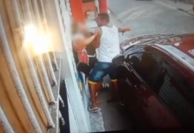 vídeo homem tenta matar ex mulher a facadas em são paulo crime sbt
