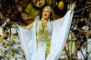 Maria Rita se emociona no desfile da Vai-Vai