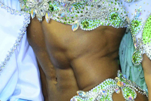 Abdômen de Gracyanne Barbosa choca em desfile da X-9 Paulistana