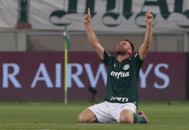 Alan Empereur apontando para o céu e comemorando a classificação do Palmeiras
