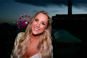 Bruna Manzon prestigia o namorado, vocalista do Jammil