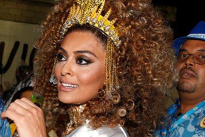 De peruca cacheada, Juliana Paes desfila no Rio de Janeiro