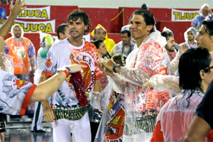 Tenista Rafael Nadal toma chuva em desfile no Rio