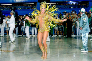 Claudia Leitte arrasa como rainha de bateria no Rio