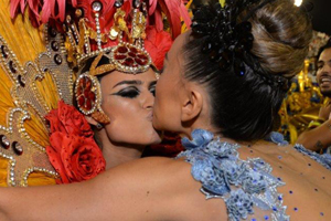 Sabrina Sato dá selinho em Thayla Ayala durante desfile no RJ