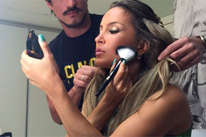 Claudia Leitte aparece de cabelão nesta segunda; veja foto