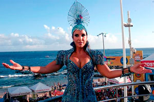 Ivete Sangalo exibe decote nesta segunda de Carnaval