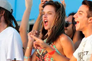 Alessandra Ambrósio curte trio de Ivete após abusar na noite anterior