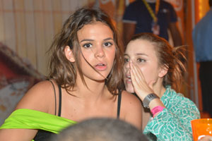 Marquezine chega descabelada a camarote em Salvador