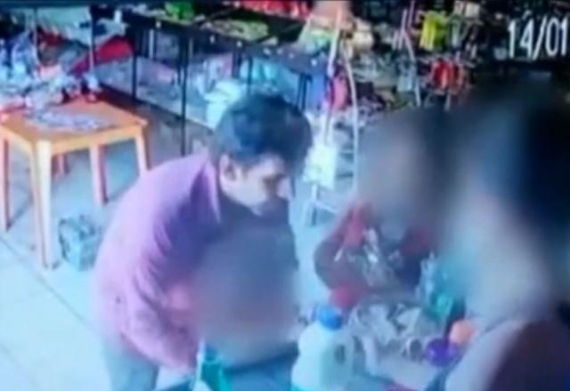Vídeo homem tenta sequestrar criança em mercado e é impedido por clientes SBT News
