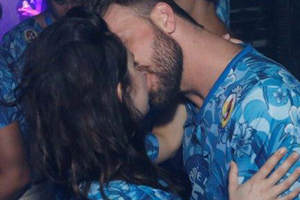 Só love! Listamos os famosos que beijaram MUITO durante a folia