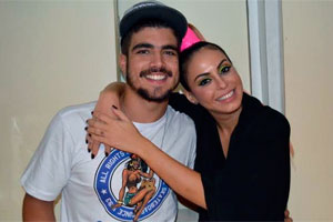 Caio Castro tieta Alinne Rosa em Salvador