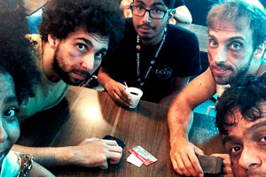 Fim das férias: Elenco do The Noite se veste de mendigo e grava quadro