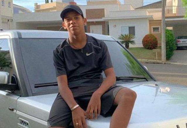 MC Bruninho, aos 13 anos, compra carro avaliado em R$ 220 mil - 01