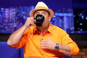 Ratinho derrama água e estraga microfone durante entrevista a Gentili
