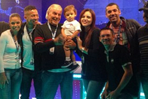 Fofura! Filho de Karyn Bravo conhece o estúdio do Jornal do SBT