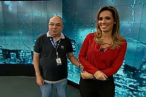 Karyn Bravo mostra bastidores da previsão do tempo