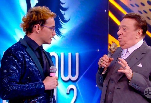 Raul Gil e Ricky Vallen no palco