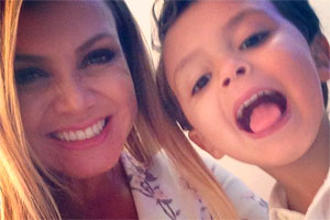 Arthur visita a mamãe Eliana nos bastidores do programa