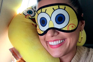 Milene Pavorô posta foto no avião ´caracterizada´ de Bob Esponja