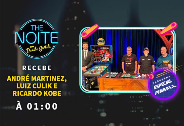 Danilo Gentili posa ao lado de André Martinez, Ricardo Kobe e Luiz Culik no palco do The Noite.