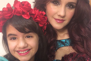 Atriz de Chiquititas curte o show da Dulce Maria em SP