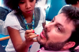 Diguinho Coruja flagra Danilo Gentili tingindo a barba