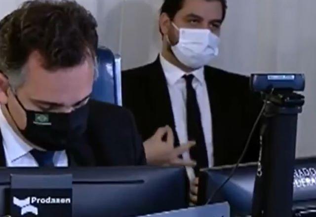 Gesto de assessor de Bolsonaro tumultua sessão no Senado - Governo - SBT News
