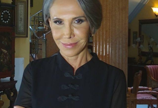 Florinda Meza sorrindo para a foto, usa uma blusa preta e mostra cabelos grisalhos