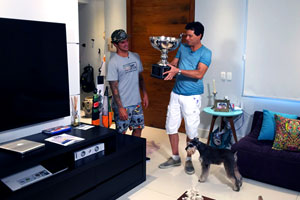 Gabriel Medina abre sua casa para Celso Portiolli e revela momentos marcantes de sua vida