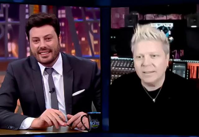 Da esquerda para a direita, Danilo Gentili entrevista o Vocalista Dexter Holland no The Noite.