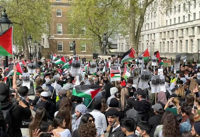 Protesto em Londres em frente a Downing Street neste domingo | reprodução Friends of Al Aqsa