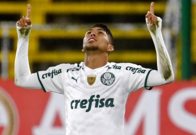 a imagem mostra o jogador Rony ajoelhado comemorando gol do Palmeiras