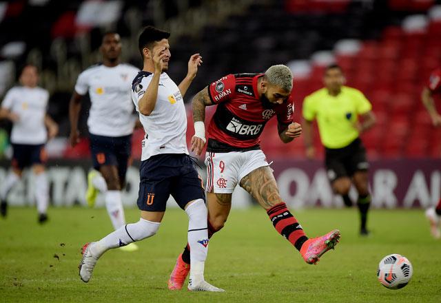 Gabigol disputa bola com defensor da LDU