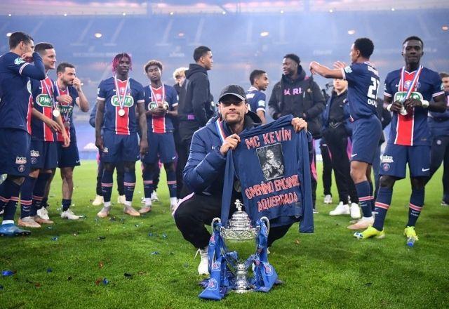 Neymar mostra a camisa em homeagem a MC Kevin