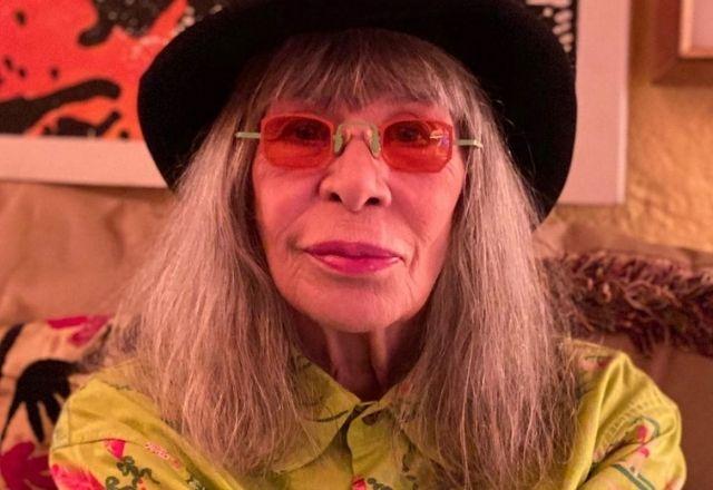 Rita Lee, de [oculos escuros e chapéu