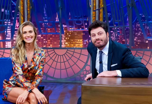 Da esquerda para a direita, Renata Kuerten posa ao lado de Danilo Gentili no palco do The Noite.