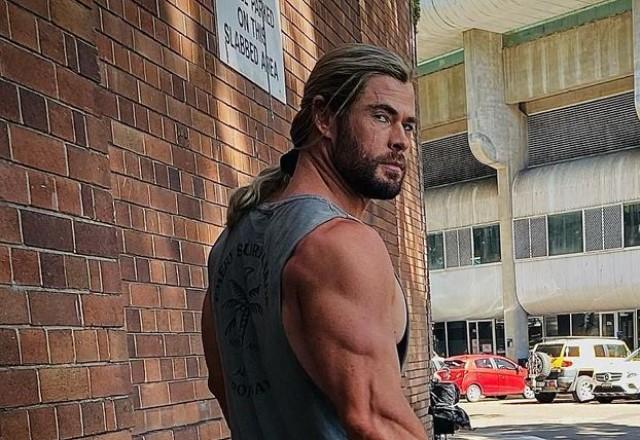 Ator de Thor posta foto muito magro para divulgar No coração do