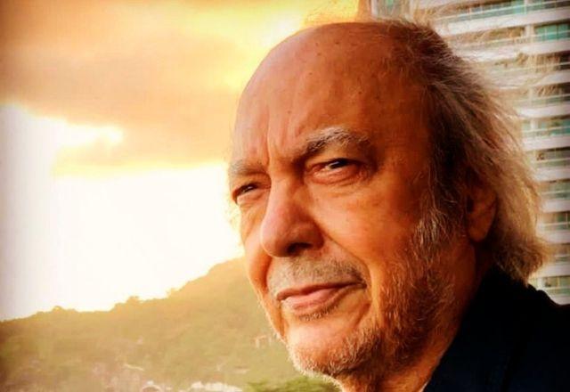Erasmo Carlos na sacadadeseu apartamento