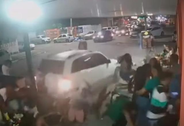 Carro atropela clientes em um bar de Feira de Santana | Reprodução/Redes Sociais