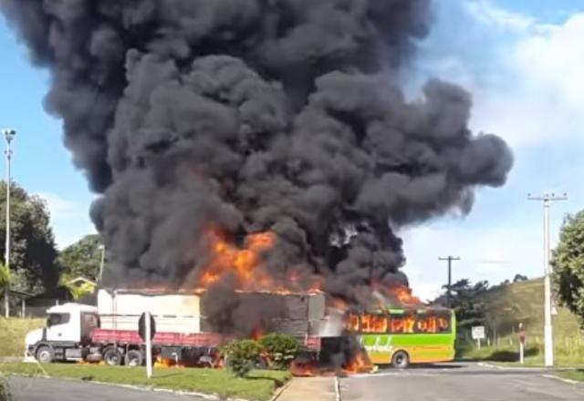 Ônibus atingiu o tanque de combustíveis da carreta e pegou fogo | Reprodução/Youtube