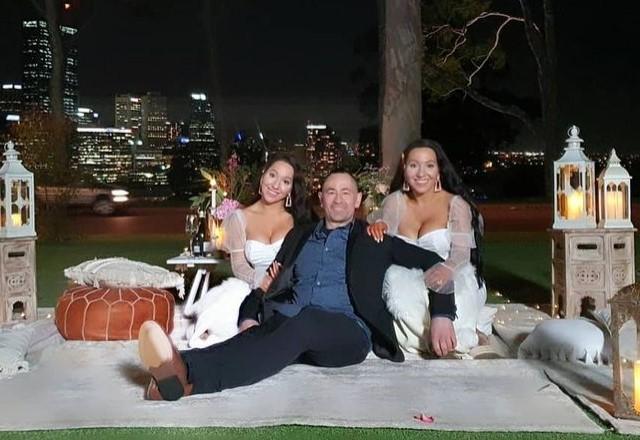 Anna e Lucy DeCinque após serem pedidas em casamento por Ben Byrnes