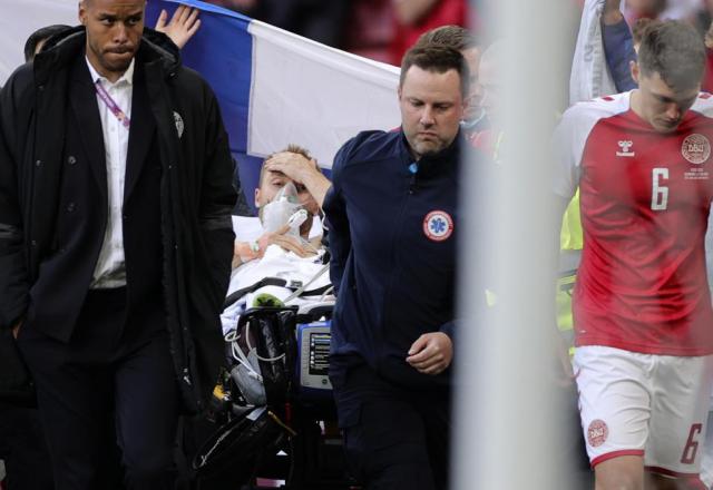 Eriksen sai de campo na maca e recebendo oxigênio