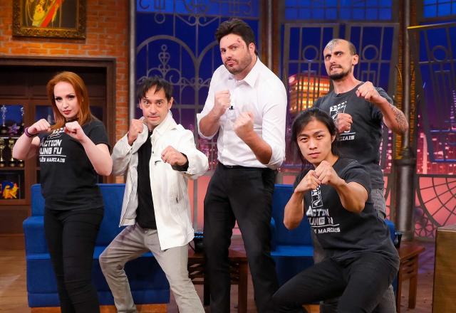 Na foto, Gutemberg Lins e sua equipe posam ao lado de Danilo Gentili no palco do The Noite.