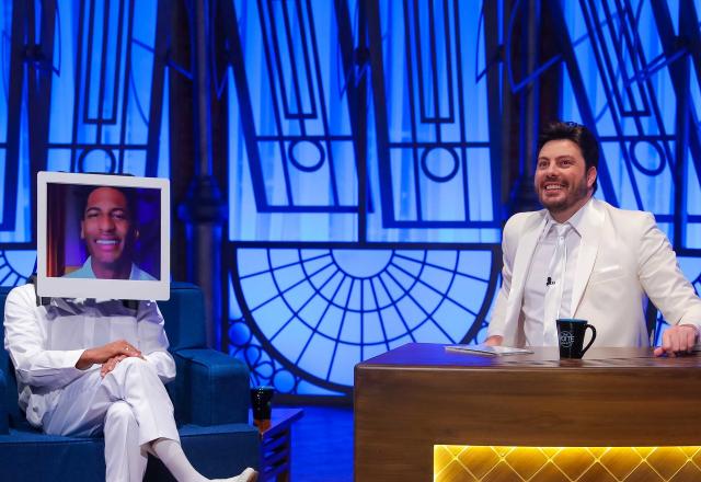 Da esquerda para a direita, Jon Batiste em entrevista a Danilo Gentili no The Noite.