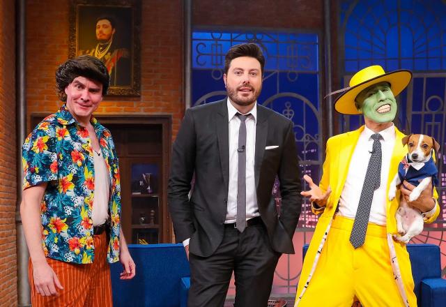 Na foto, Danilo Gentili posa ao lado de Maicon Mask com seu cachorro Milo e Ricardo Jim no palco do The Noite.