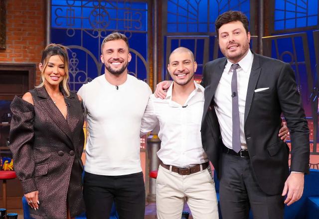 Kerline, Arthur e Caio posam ao lado de Danilo Gentili no The Noite.