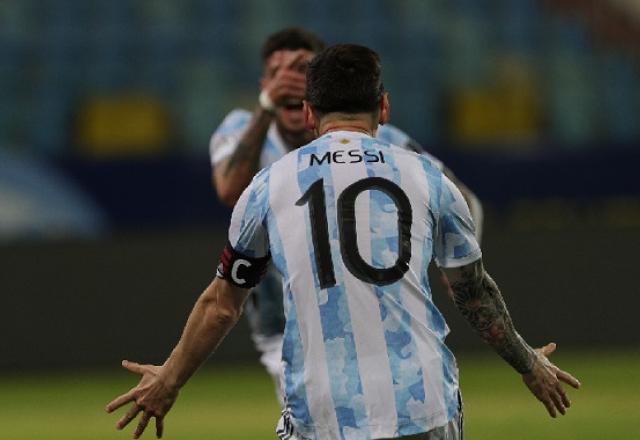 Messi comemora gol diante do Equador