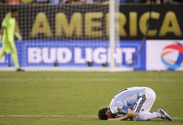 Em última final de Copa América, Messi perdeu pênalti decisivo e "se aposentou" da Argentina - SBT
