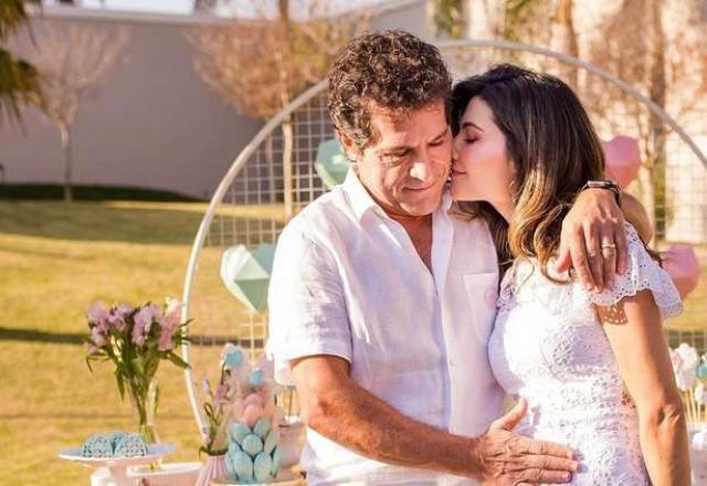 Daniel com a mão na barriga da esposa Aline de Pádua que está grávida